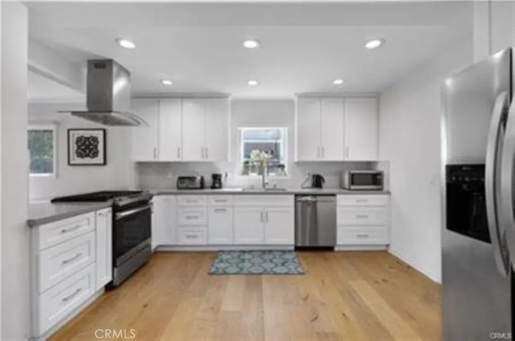 Photo of 22335 Kittridge Street, Woodland Hills, CA 91303 (MLS # SR26023988)