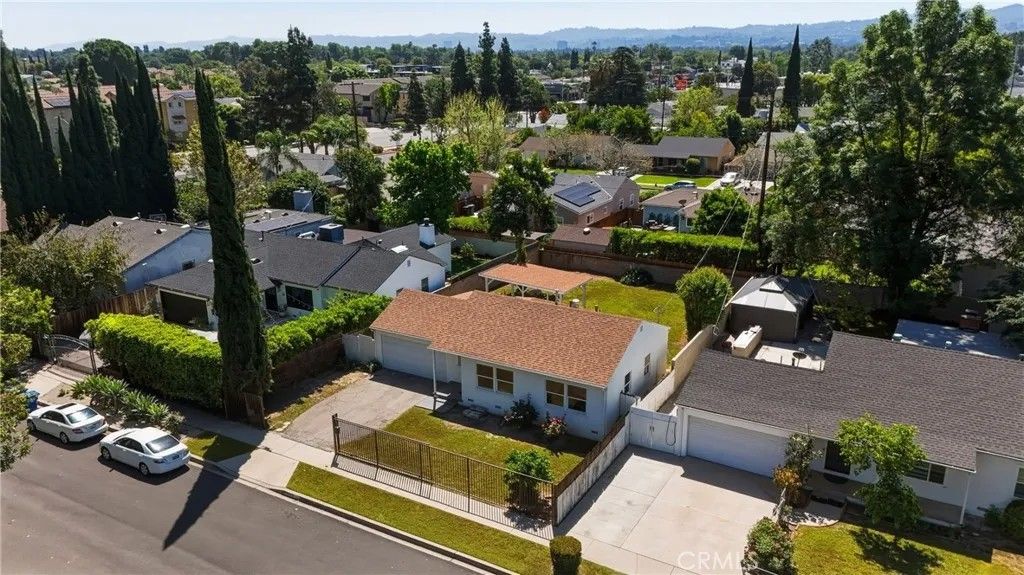 Photo of 16918 Marlin Pl, Van Nuys, CA 91406 (MLS # SR26076923)