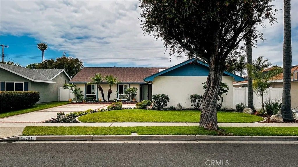 Photo of 16381 Lakemont LN, Huntington Beach, CA 92647 (MLS # OC26103078)