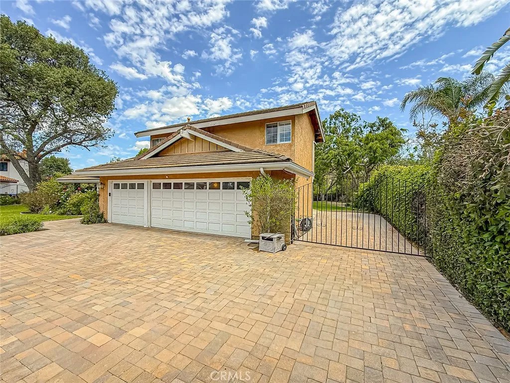 984 Oakmont Court