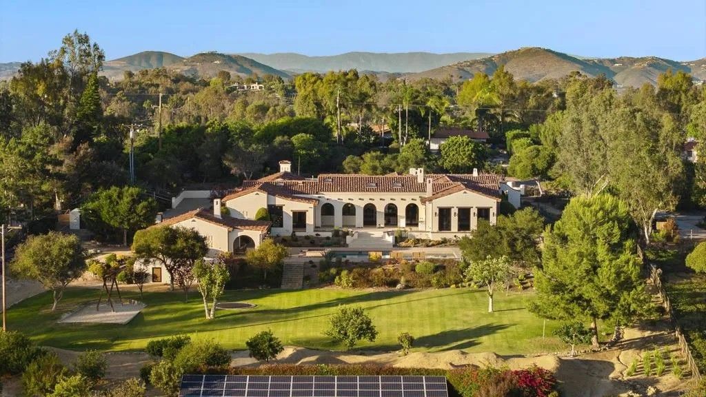 Photo of 4943 El Arco Iris, Rancho Santa Fe, CA 92067 (MLS # NDP2603993)