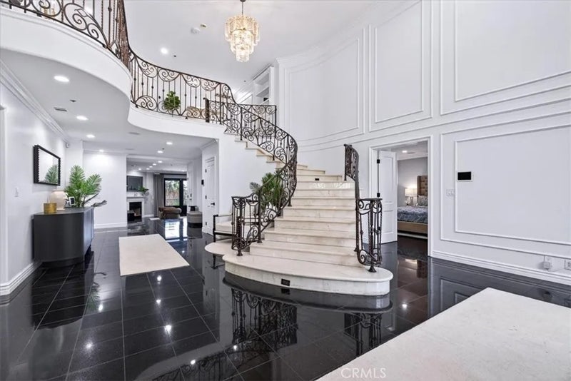 195 Flowerfield Lane