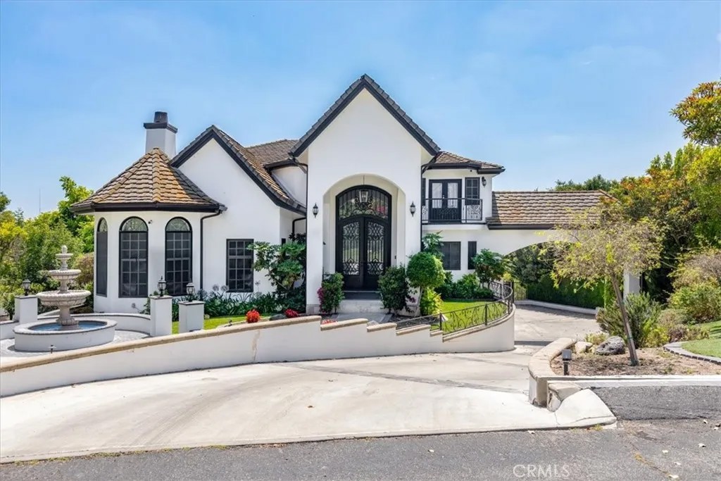 195 Flowerfield Lane