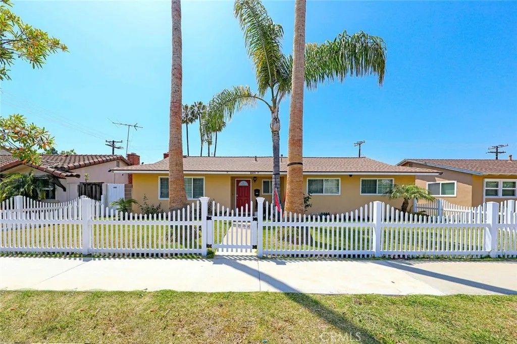 Photo of 18091 Newland Street, Huntington Beach, CA 92646 (MLS # OC25281006)
