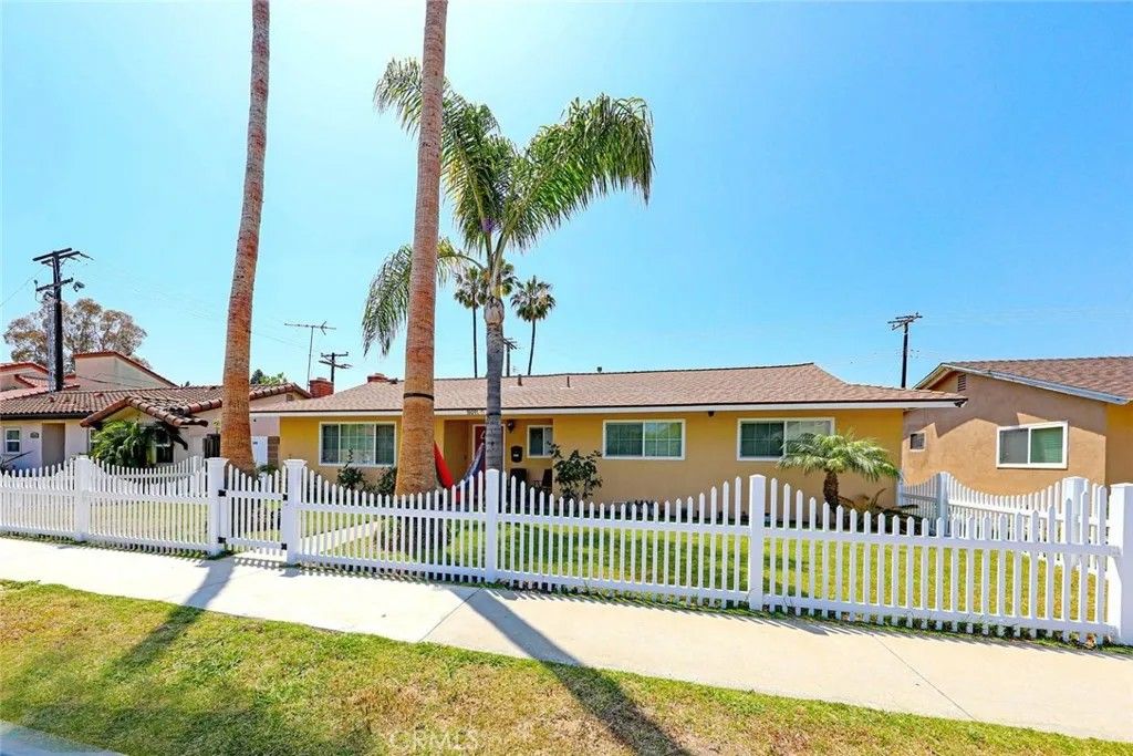 Photo of 18091 Newland Street, Huntington Beach, CA 92646 (MLS # OC25281006)