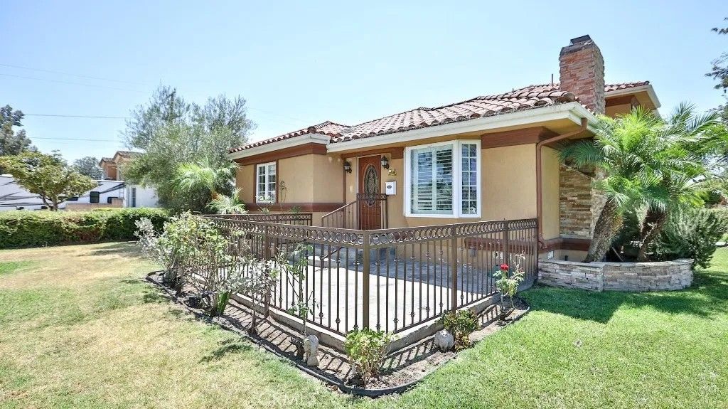 Photo of 4704 E Centralia Street, Long Beach, CA 90808 (MLS # PW26069642)