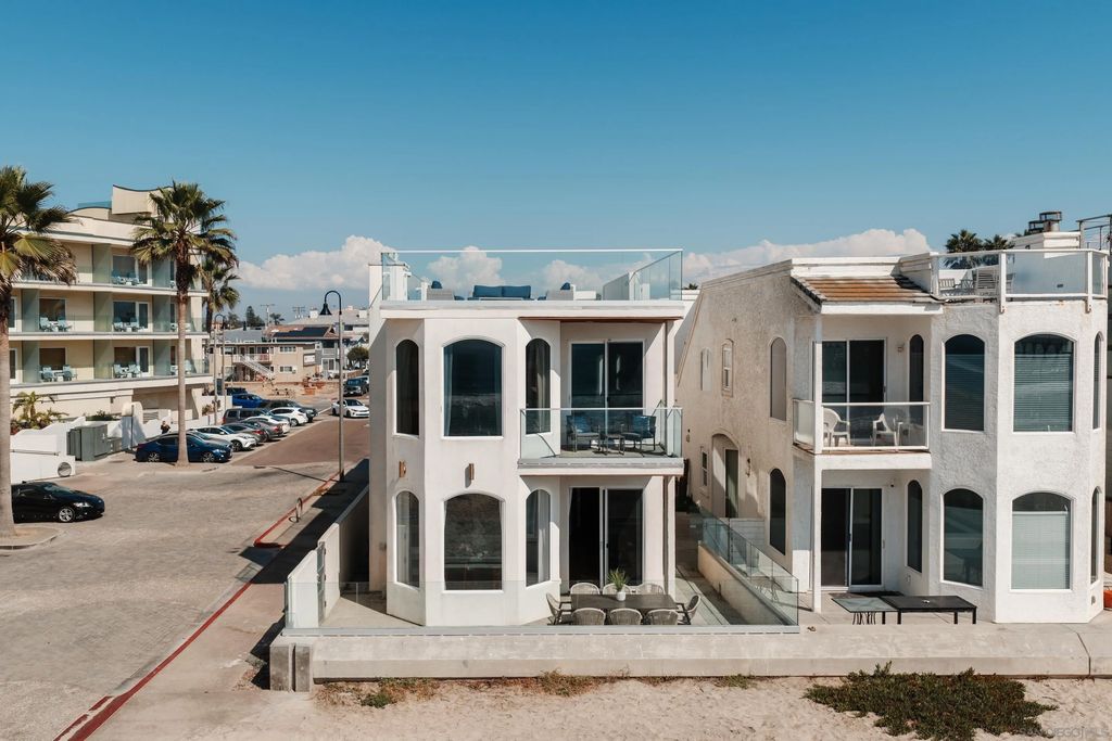 Photo of 806 Ocean Ln, Imperial Beach, CA 91932 (MLS # 250041115)