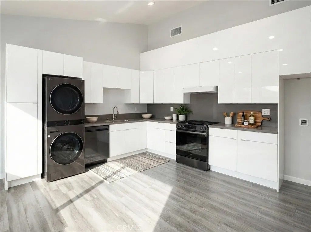 Photo of 8460 N Nestle Ave, Northridge, CA 91325 (MLS # BB26011754)