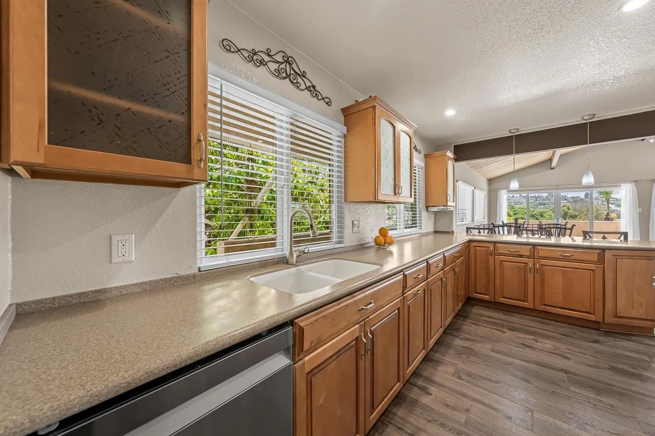 10042 Casa De Oro Blvd
