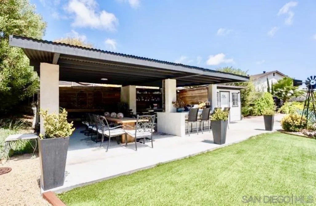 902 Loma View
