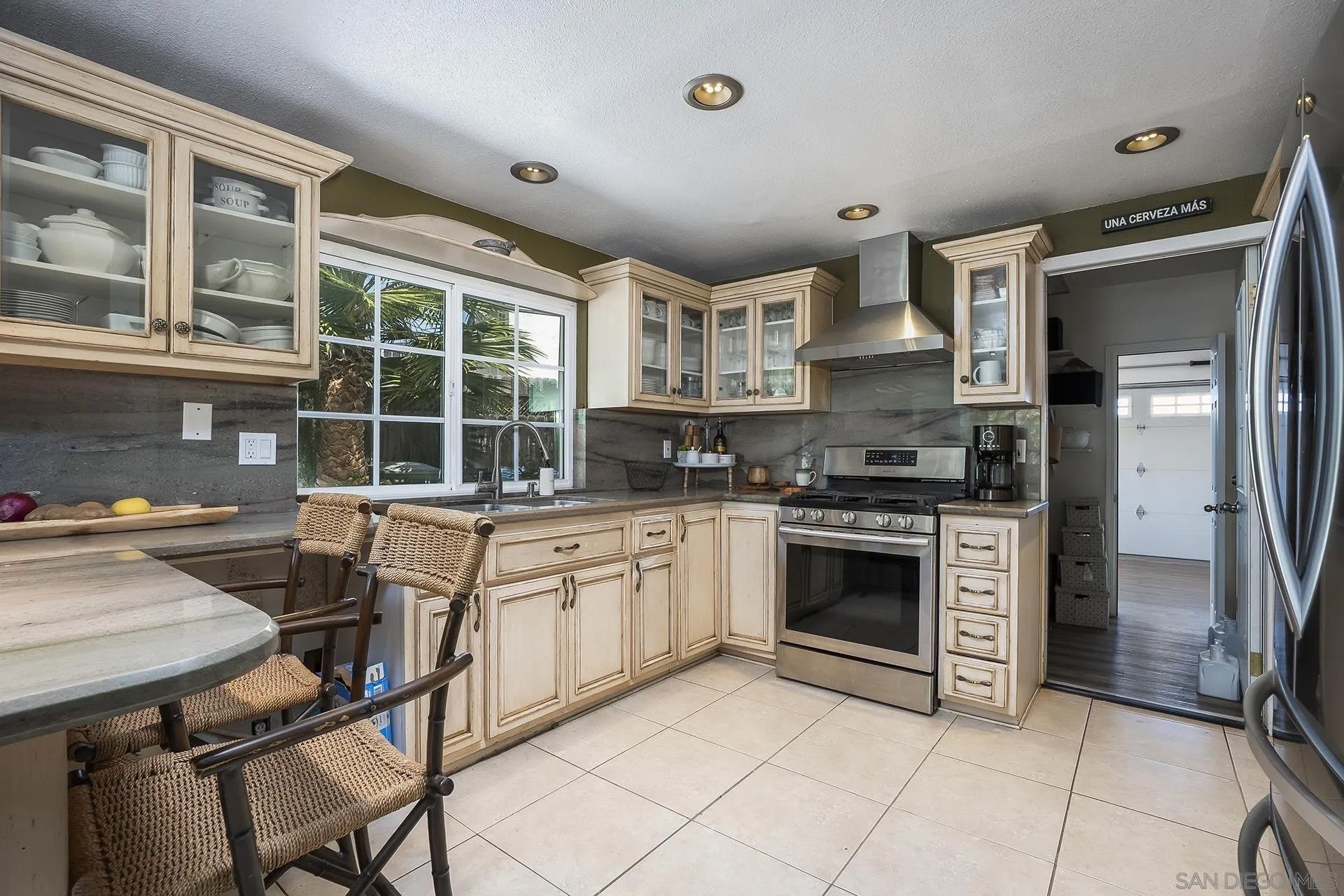 902 Loma View
