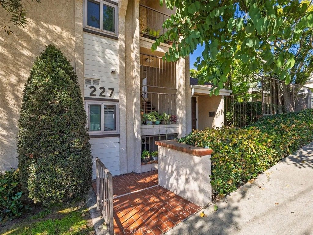 Photo of 227 E Oak Ave #102, El Segundo, CA 90245 (MLS # SB26023061)