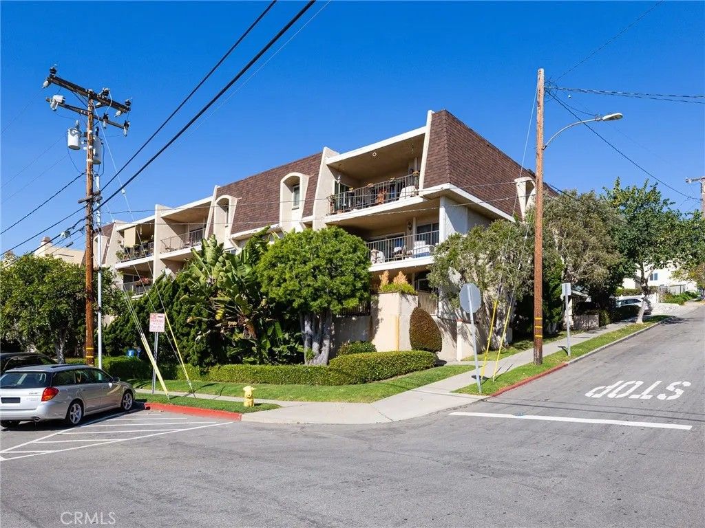 Photo of 227 E Oak Ave #102, El Segundo, CA 90245 (MLS # SB26023061)