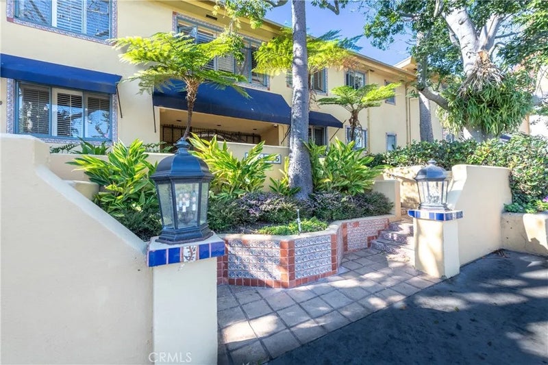 1615 N Laurel Avenue 203