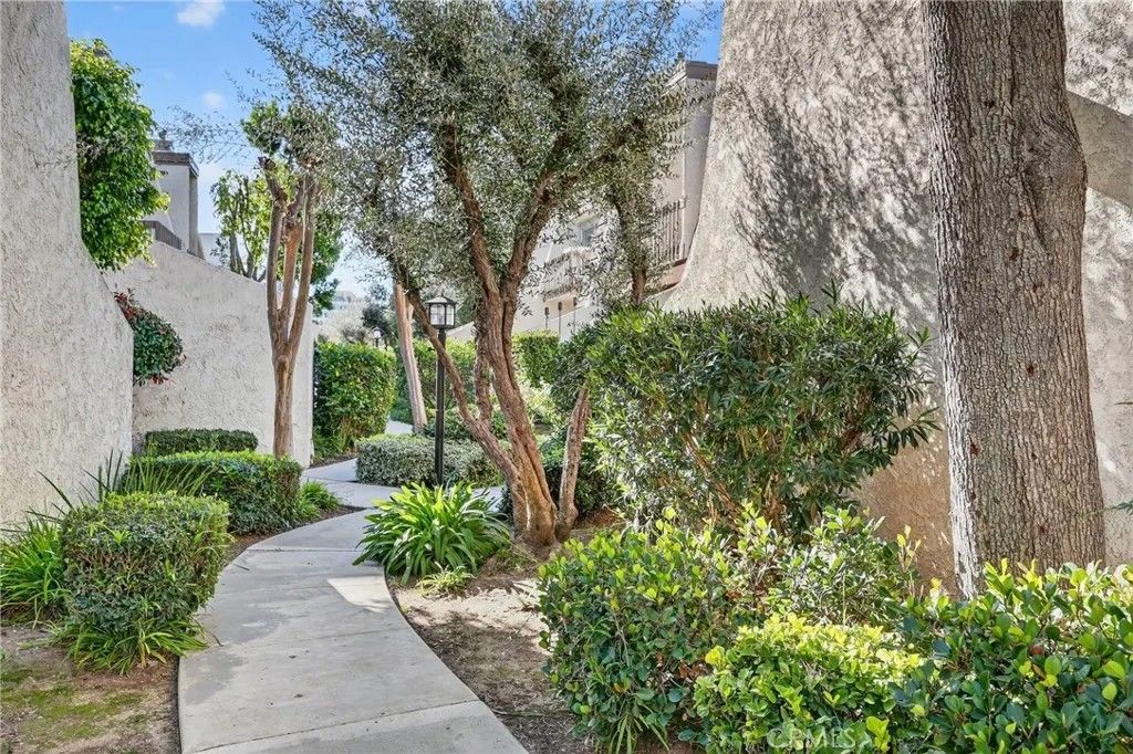 Photo of 18360 Collins Street #E, Tarzana, CA 91356 (MLS # PW26005807)