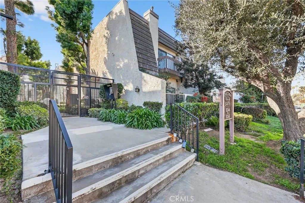 Photo of 18360 Collins Street #E, Tarzana, CA 91356 (MLS # PW26005807)