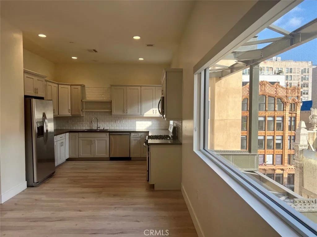 Photo of 314 6th St #609, Los Angeles, CA 90014 (MLS # SR26164828)