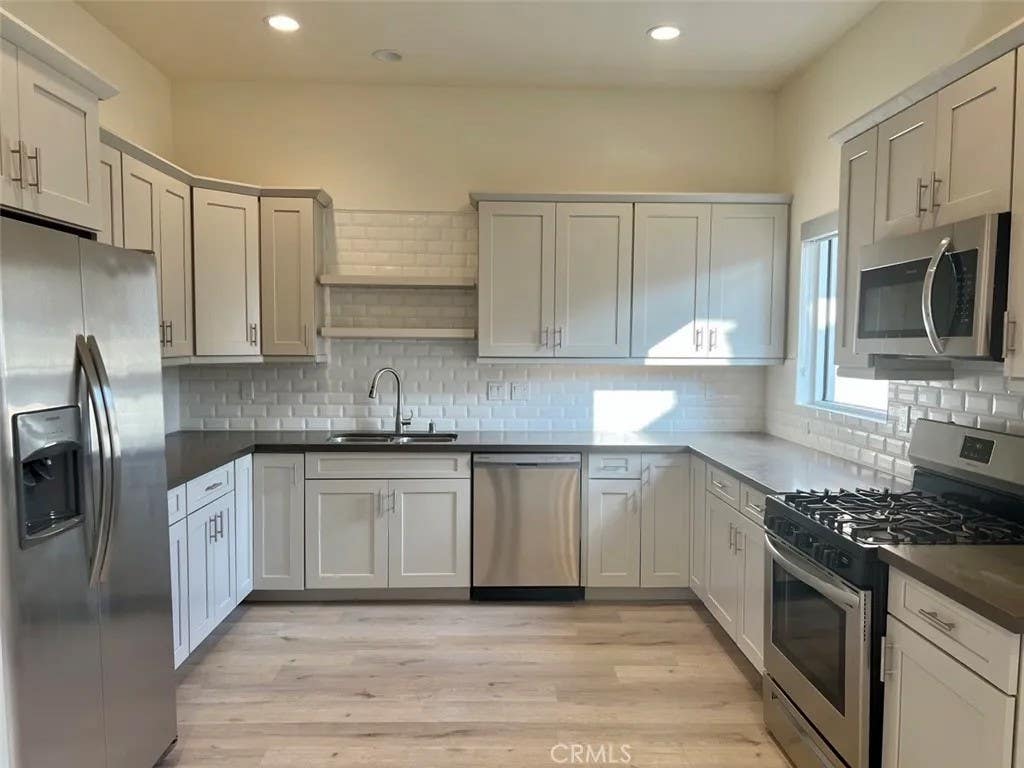 Photo of 314 6th St #609, Los Angeles, CA 90014 (MLS # SR26164828)