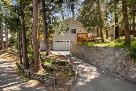 Photo of 963 Chateau Dr, Crestline, CA 92325 (MLS # IG26004654)