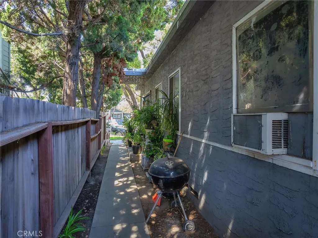 1218 N Hollywood Way