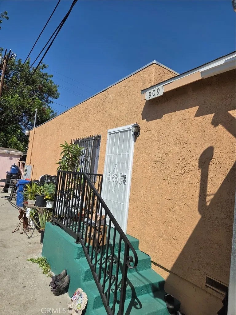 907 E 50th