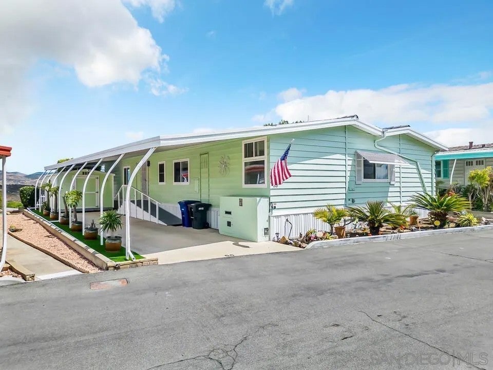 Photo of 275 S Worthington ST #SPC 55, Spring Valley, CA 91977 (MLS # 260011494)
