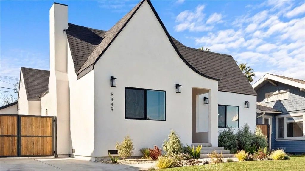 Photo of 5449 S Victoria Ave, Los Angeles, CA 90043 (MLS # DW26015400)