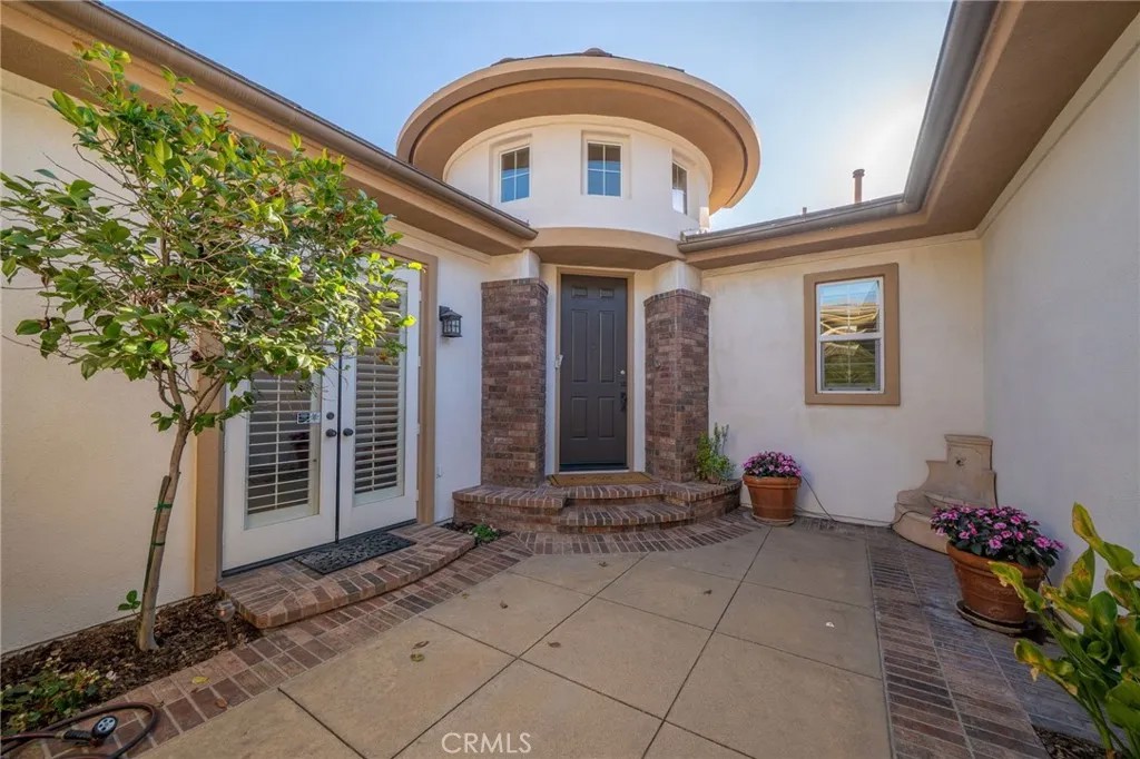 123 S Oakhart Drive