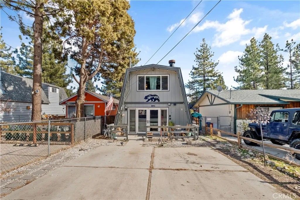 Photo of 1056 Sierra Ave, Big Bear Lake, CA 92314 (MLS # CV26002528)
