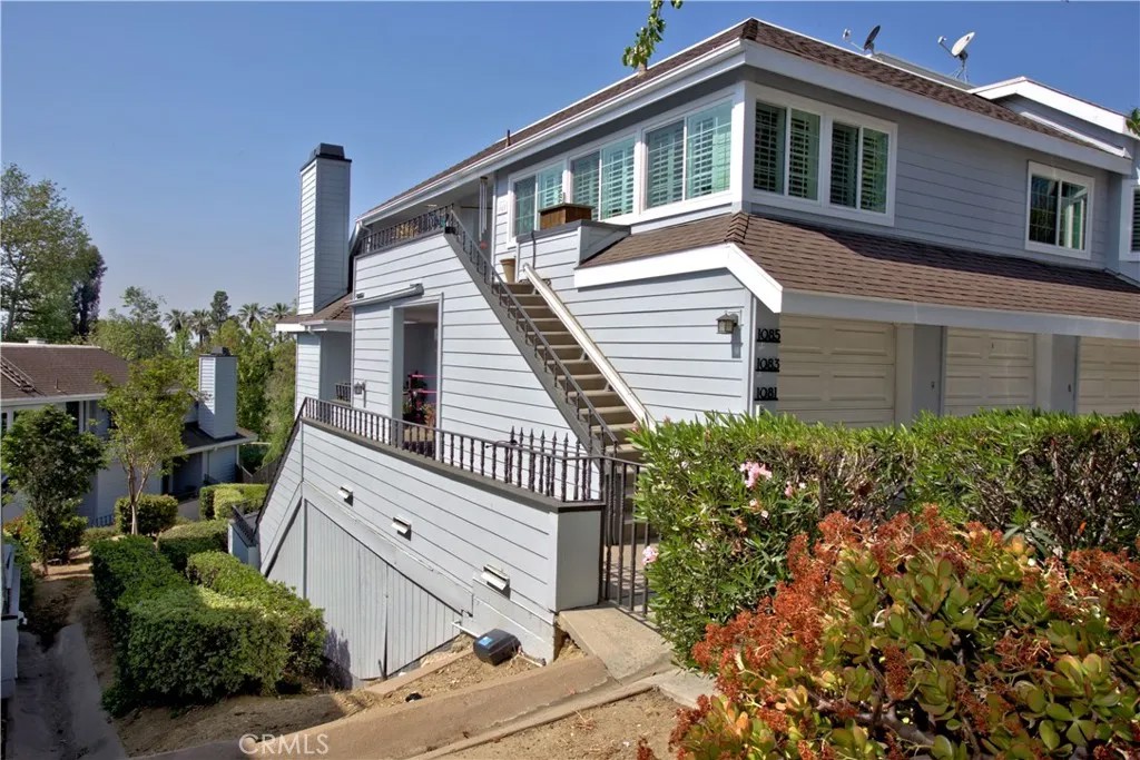 1083 Lakeview Terrace