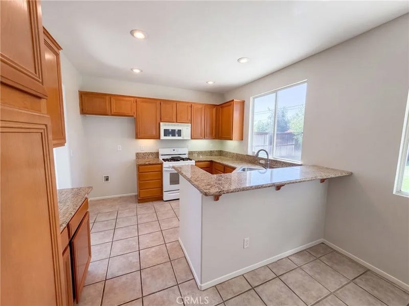 33825 Glenoaks