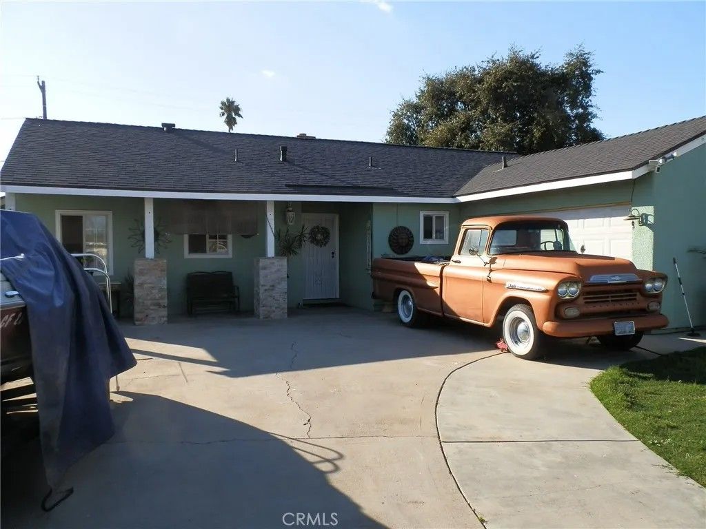 Photo of 114 S Encina Ave, Rialto, CA 92376 (MLS # TR25242595)