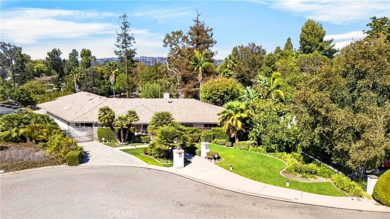619 Lakeside