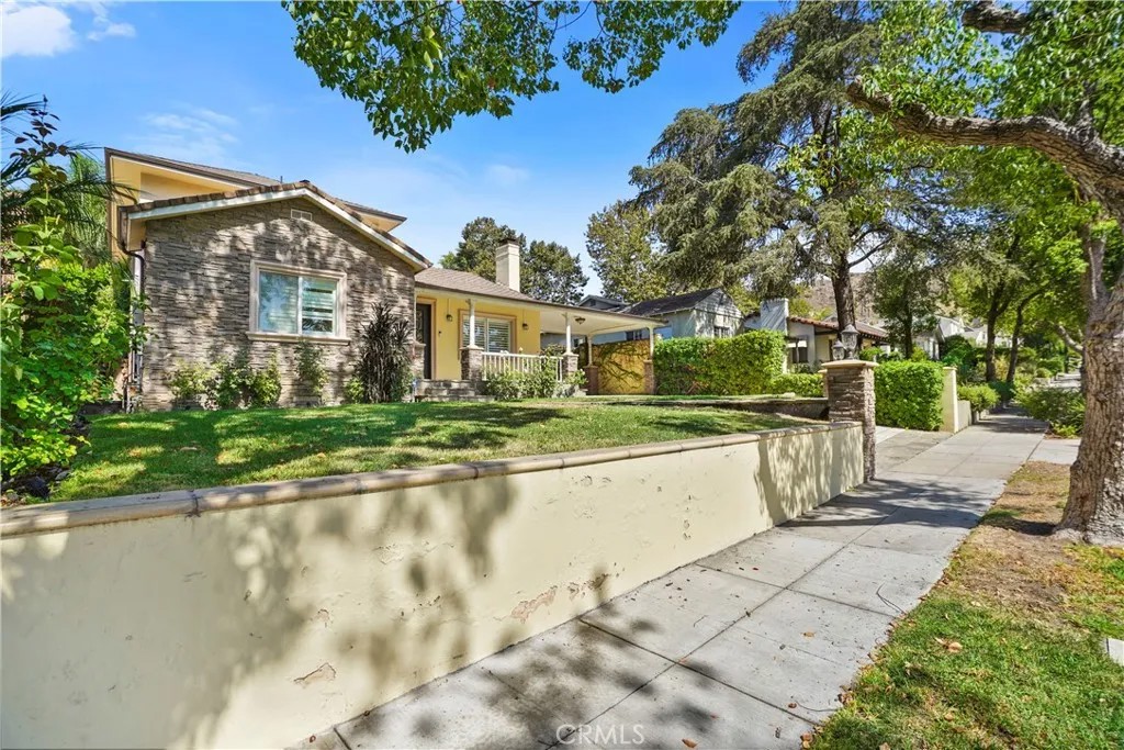 1025 E San Jose Avenue