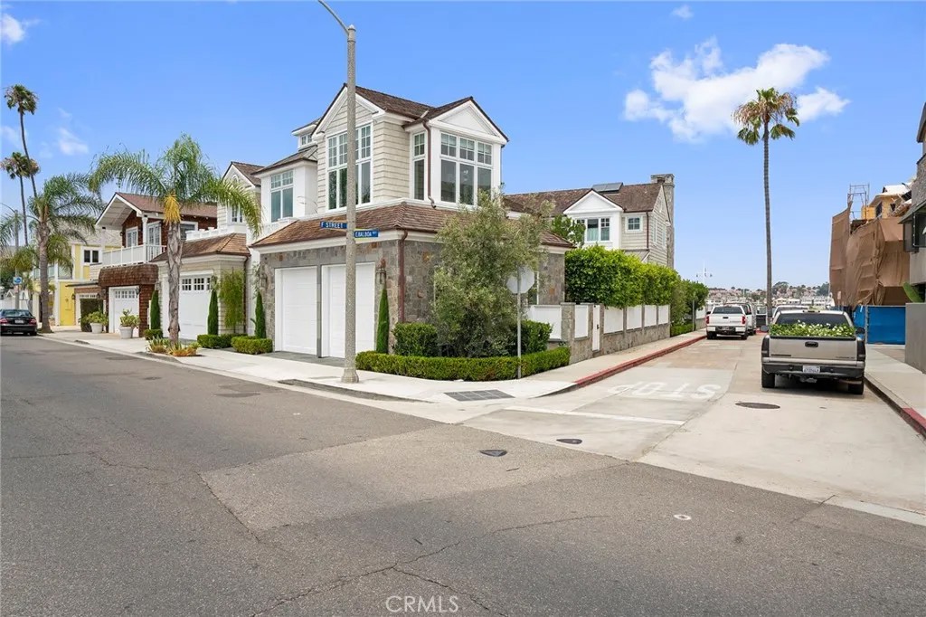 1324 E Balboa