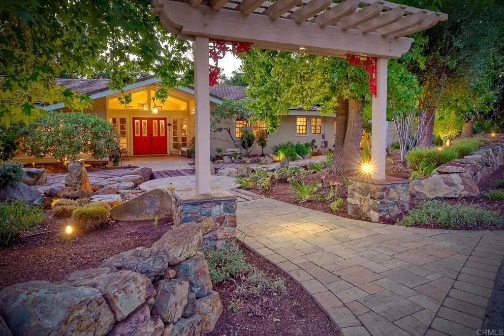 1285 Hidden Oaks Trl