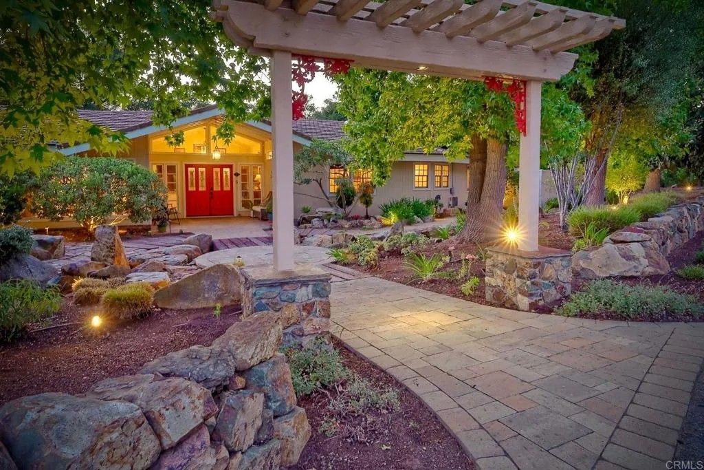 Photo of 1285 Hidden Oaks Trl, Vista, CA 92084 (MLS # NDP2507316)