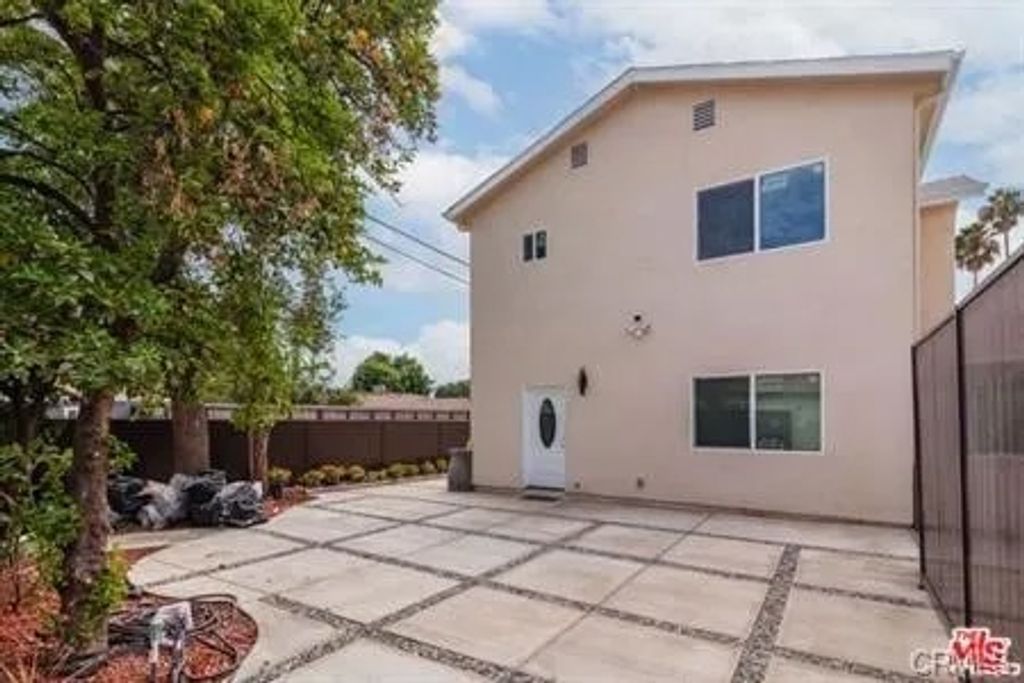 Photo of 8644 N Corbin Avenue #N, Northridge, CA 91324 (MLS # SR26035507)