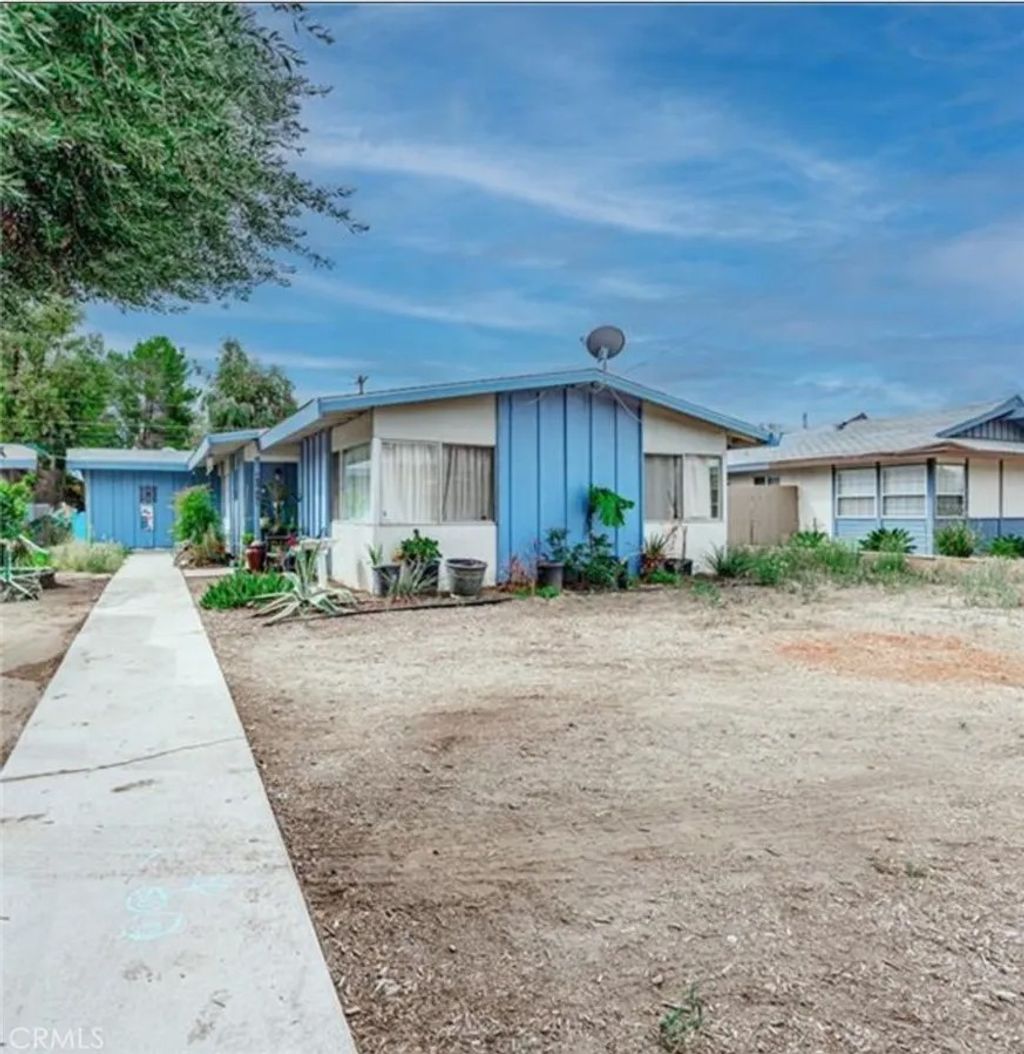 Photo of 41517 Marinen Drive, Hemet, CA 92544 (MLS # SB26097189)