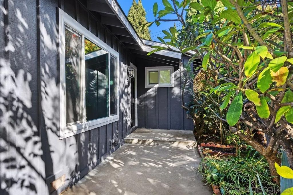 Photo of 601 Corona Ct, Vista, CA 92081 (MLS # 250045629)