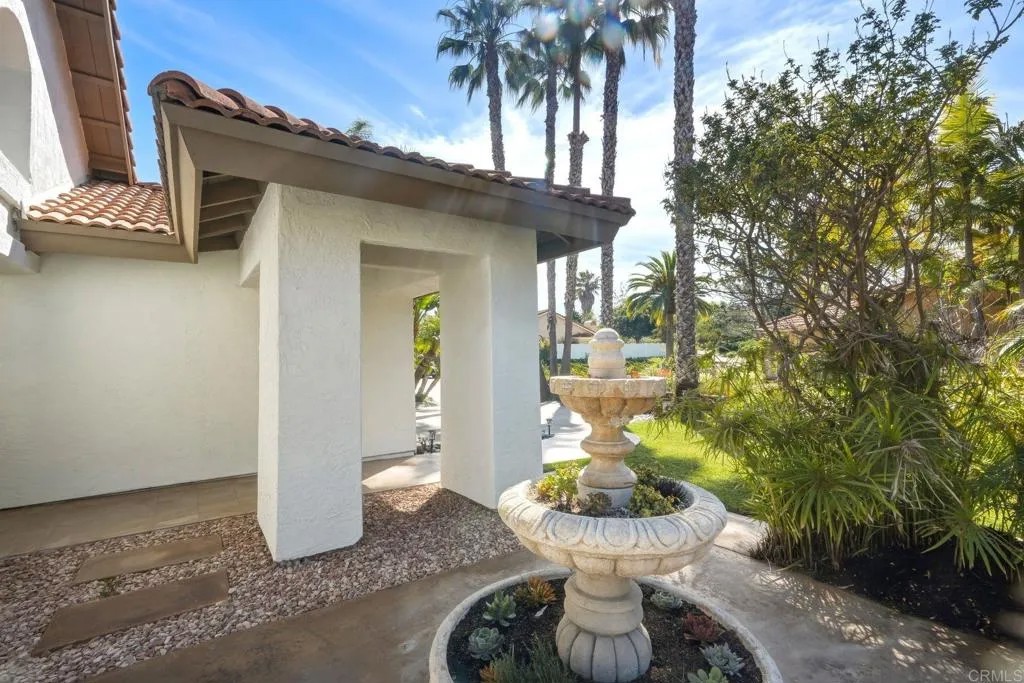 630 Poinsettia Park North