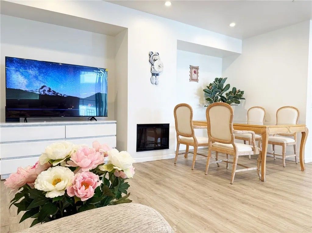 Photo of 137 W 6th Street #301, Long Beach, CA 90802 (MLS # TR25239326)