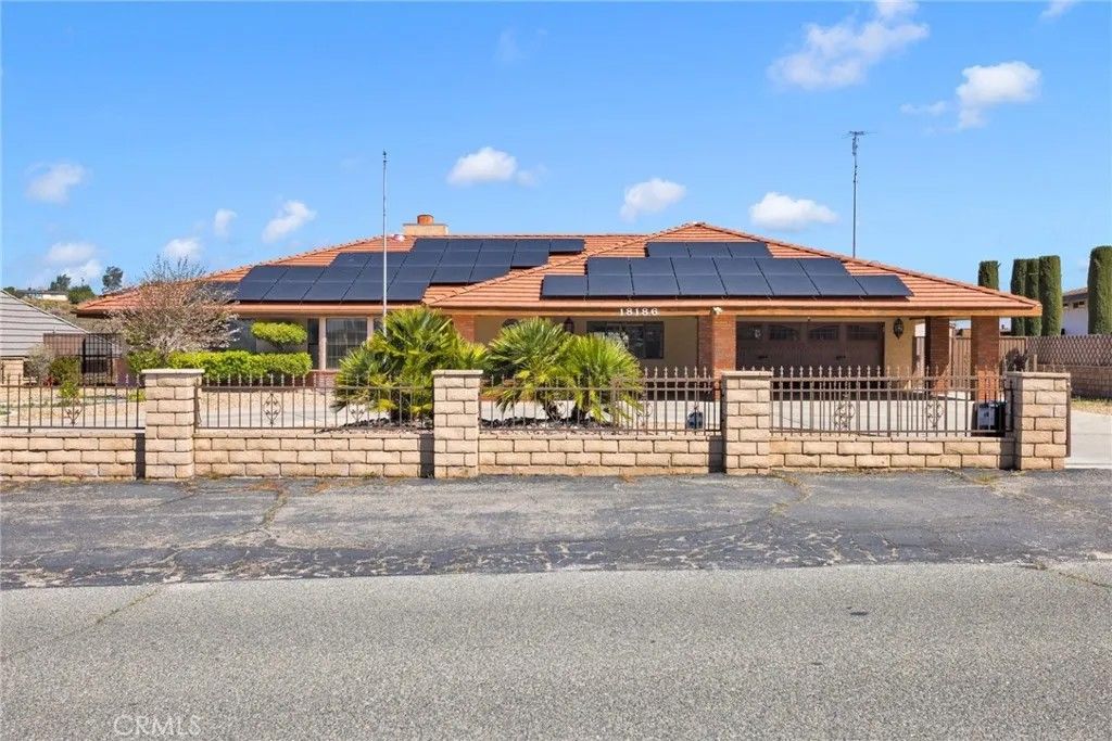 Photo of 18186 Bangor Ave, Hesperia, CA 92345 (MLS # HD26052982)