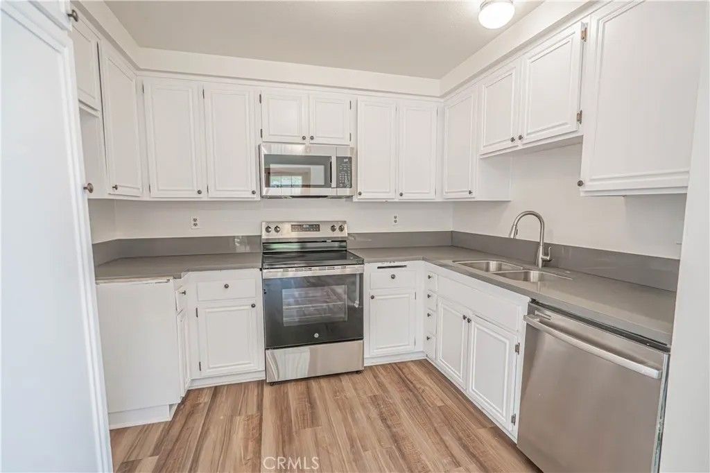 Photo of 25788 Vista Fairways Dr, Valencia, CA 91355 (MLS # SR26056257)