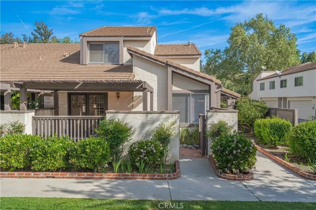 Photo of 25788 Vista Fairways Dr, Valencia, CA 91355 (MLS # SR26056257)