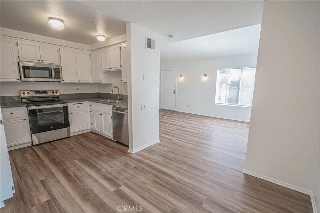 Photo of 25788 Vista Fairways Dr, Valencia, CA 91355 (MLS # SR26056257)