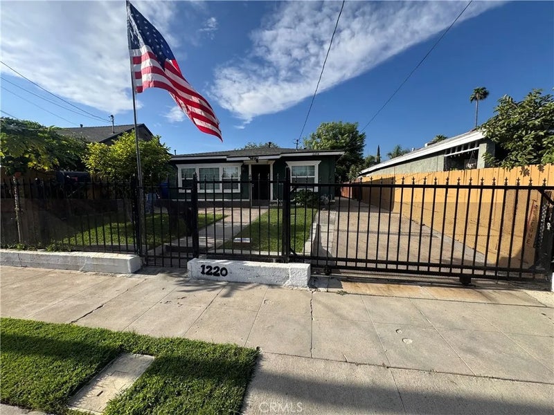 1220 W Victoria