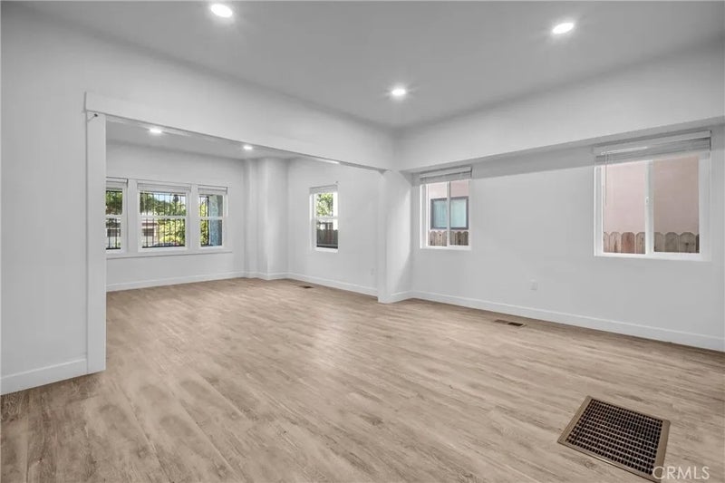 2924 S Normandie