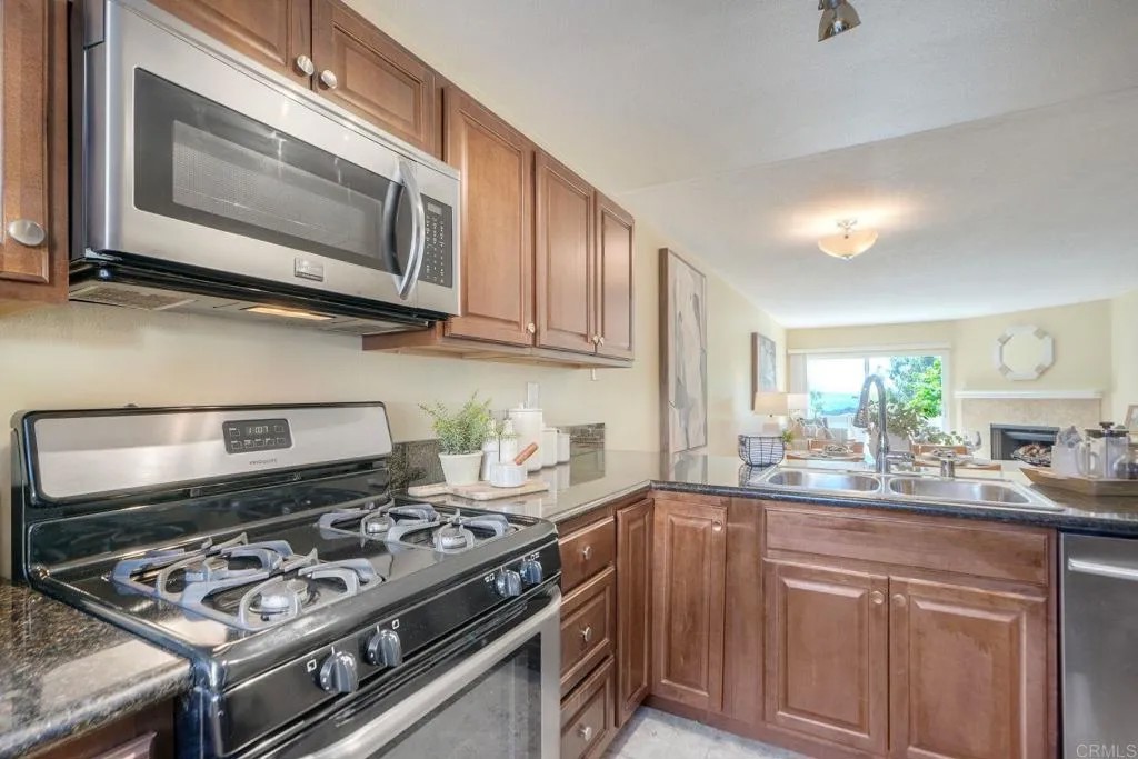 220 S Shorehang Lane