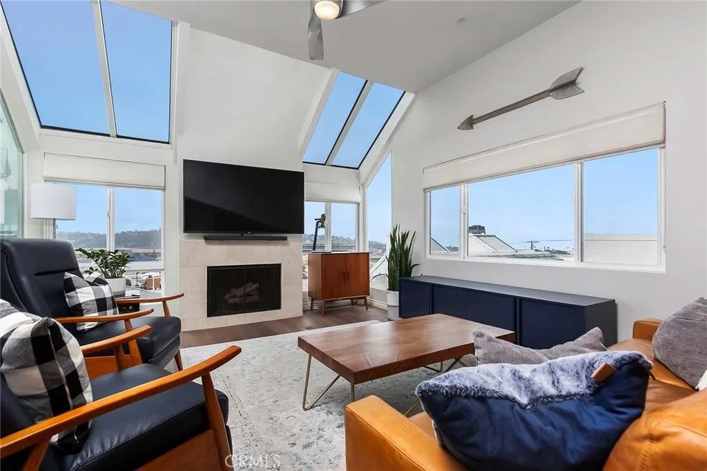 Photo of 319 Longden Ln, Solana Beach, CA 92075 (MLS # OC25247248)